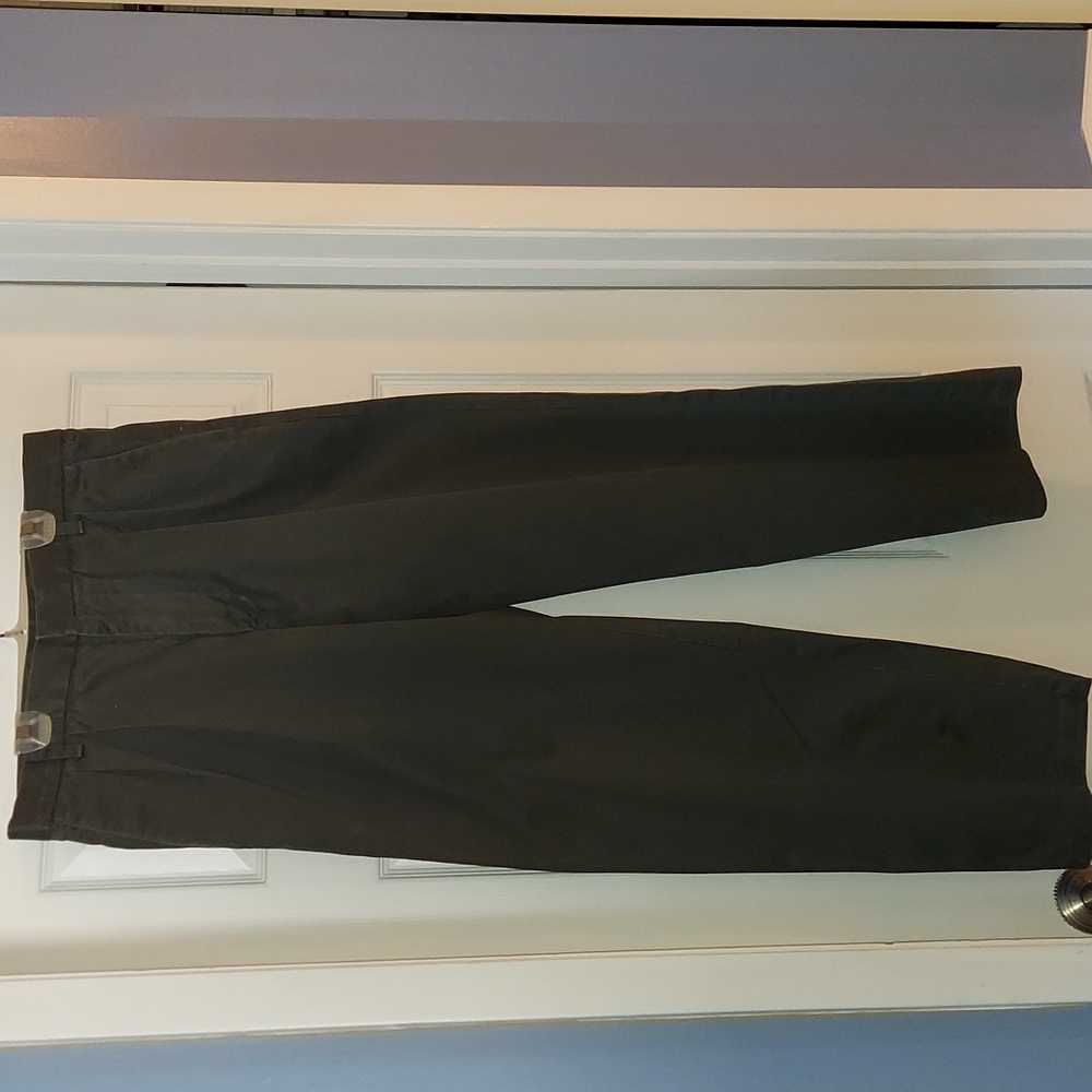 Men's Dockers Pants, Size 33x30. Pleated